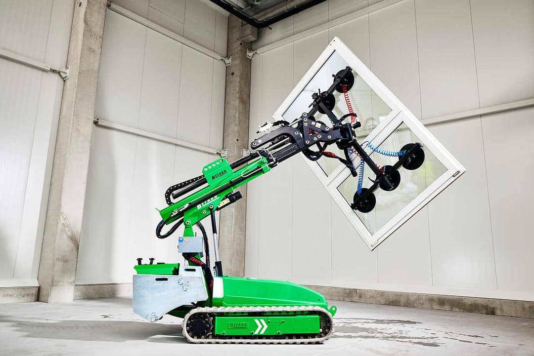 Robot montażowy na gąsienicach ze zintegrowaną przyssawką próżniową BEFARD XGR800