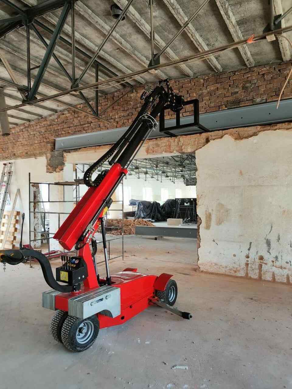 Kołowy mini żuraw BEFARD DG z widłami