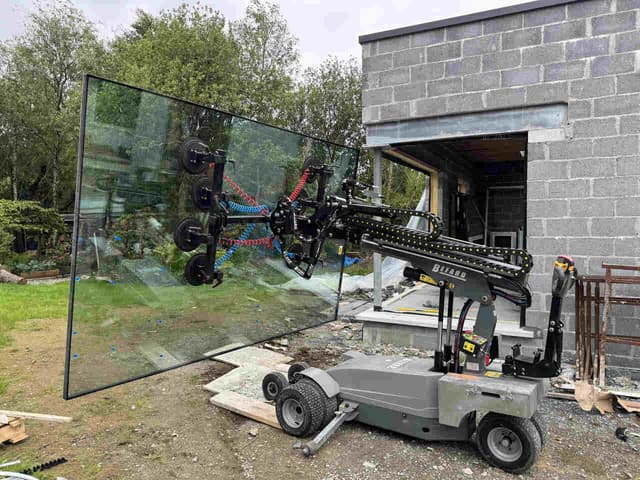 Kołowy robot montażowy XC820 transportujący szybę