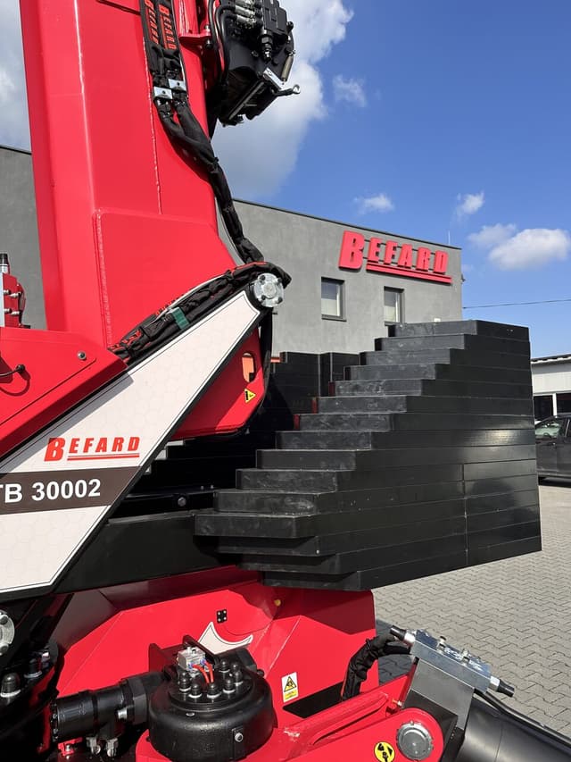Hydraulicznie wysuwany balast w żurawiu Befard TB30002
