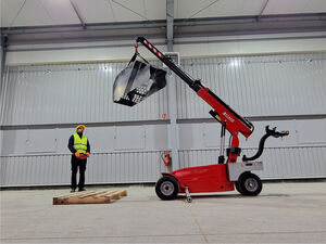Mini pick and carry crane for transporting heavy loads