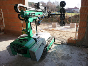 Assembly robot for glazing on a tracked chassis 