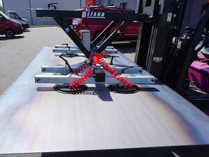 Vacuum gripper is used to transport metal sheets to e.g. laser and plasma cutters